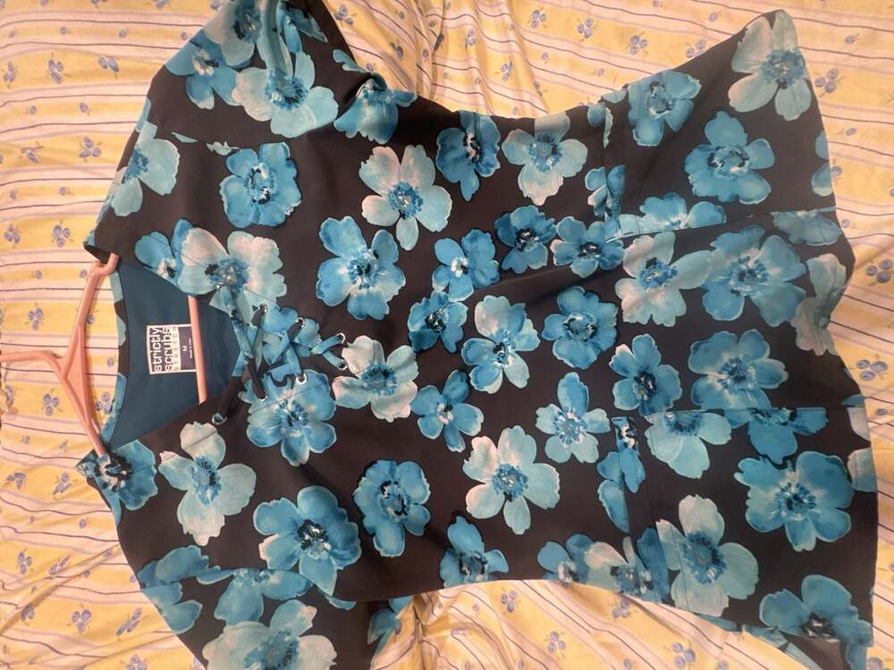 Strictly Scrubs Stretch Medium Floral Scrub Top